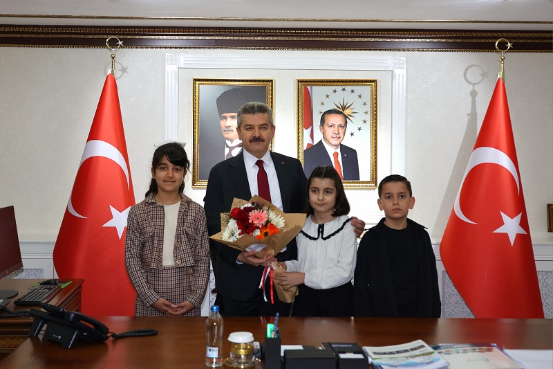 Valimiz Sayın Dr. Turan Ergün, 23 Nisan’da Minik Misafirlerini Makamında Ağırladı